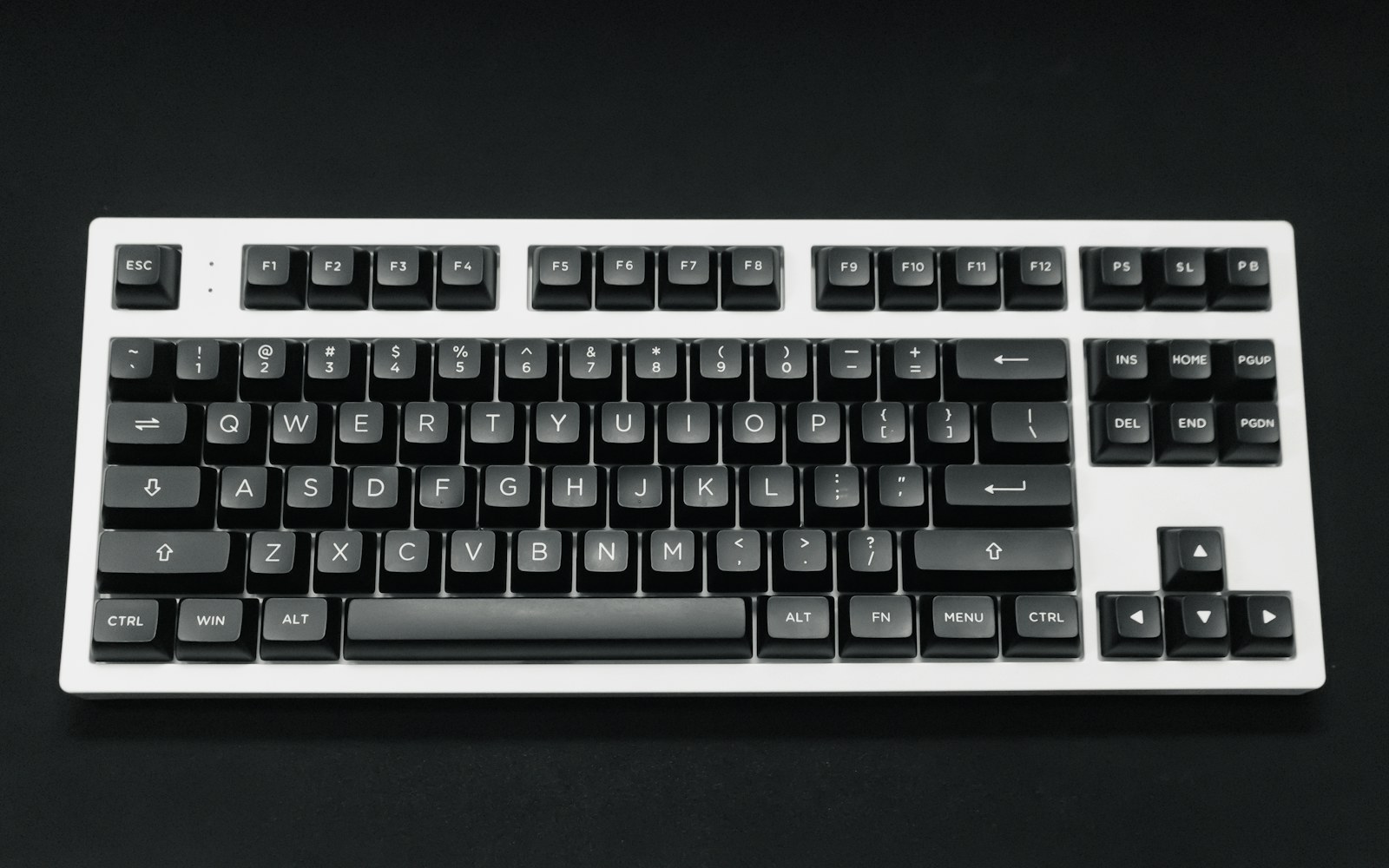 a black and white photo of a keyboard